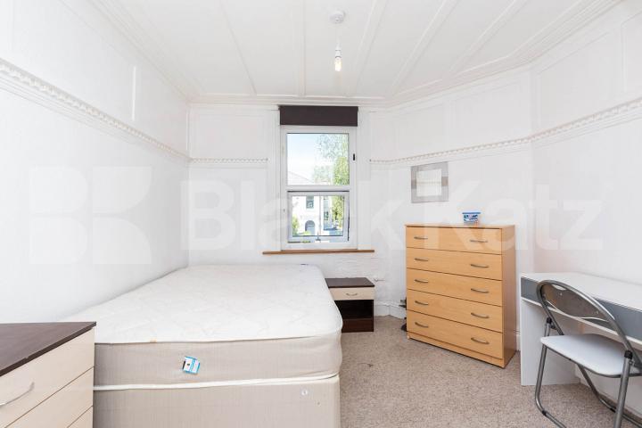 Bright two double bedroom flat set on the top floor of a period house Mercers Road, Tufnell Park